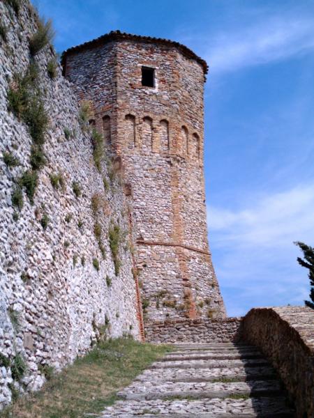 Rocca Di Montebello - il sentiro per l'ingresso
