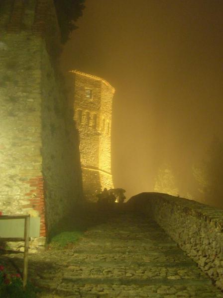 Rocca Di Montebello - il sentiero per l'ingresso di notte