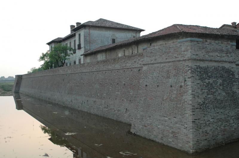 Castello Di Pagazzano - Sulle acque del fossato