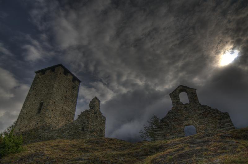 Castello Di Graines -Il castello e la cappella tra cupe nubi