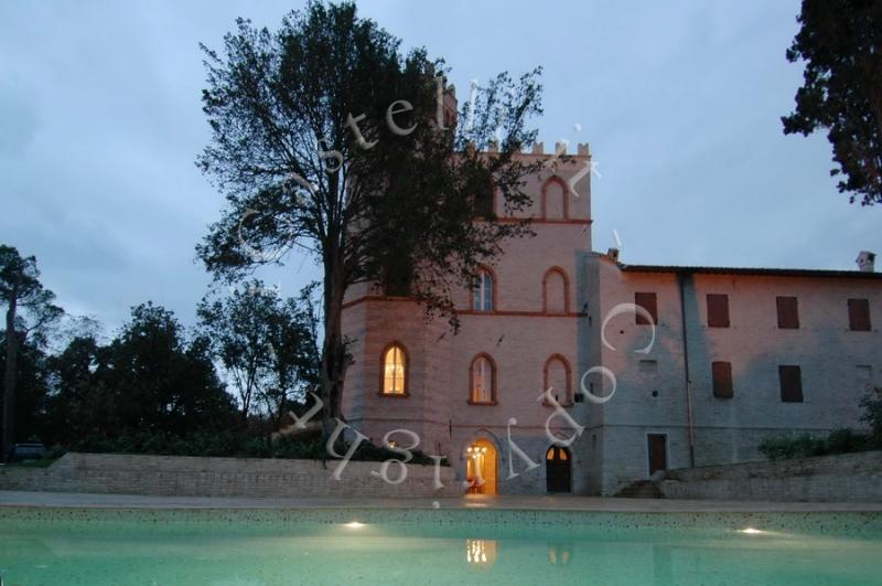 Castello Montegiove, veduta esterna con piscina