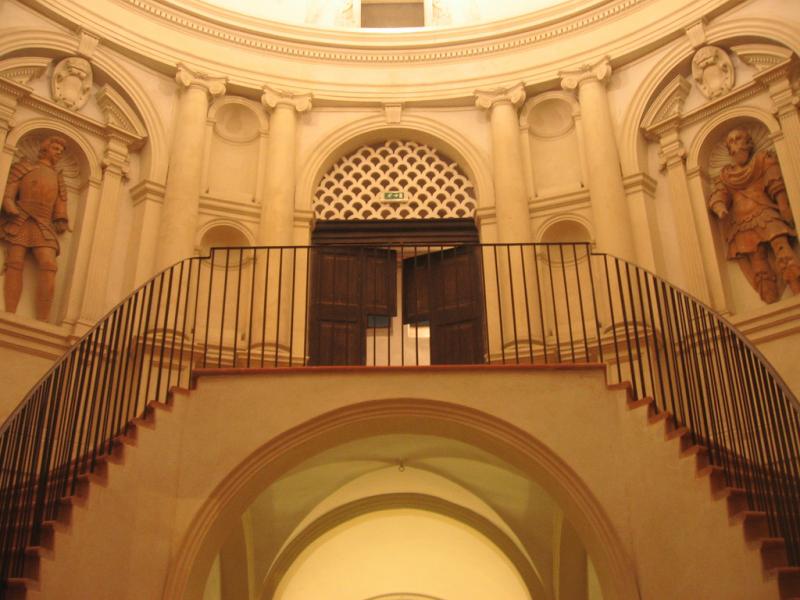 Lo scalone monumentale del Castello, costruito nel 1750 dai marchesi De Mari