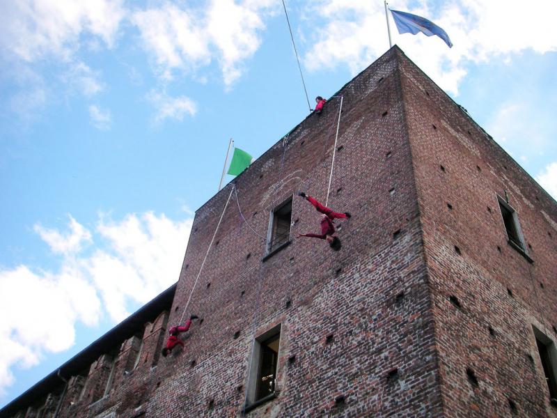 Castello Visconteo Di Abbiategrasso - esibizioni acrobati