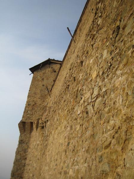 Castello Di Rossena - le mura