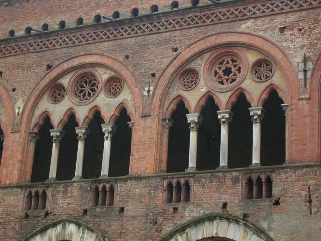 Castello Visconteo Di Pavia - finestre con arco
