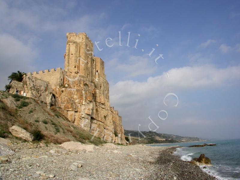 Castello Federiciano di Roseto Capo Spulico, dalla spiaggia