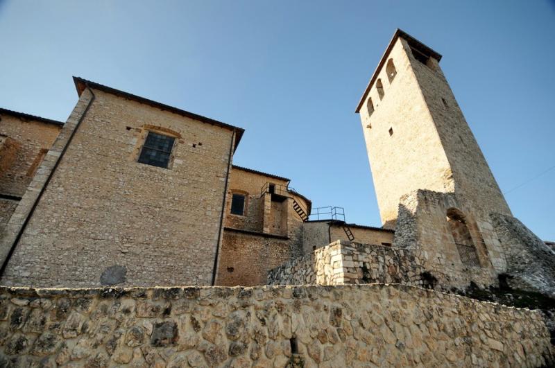 Castello Di Caporciano, panoramica lato ingresso