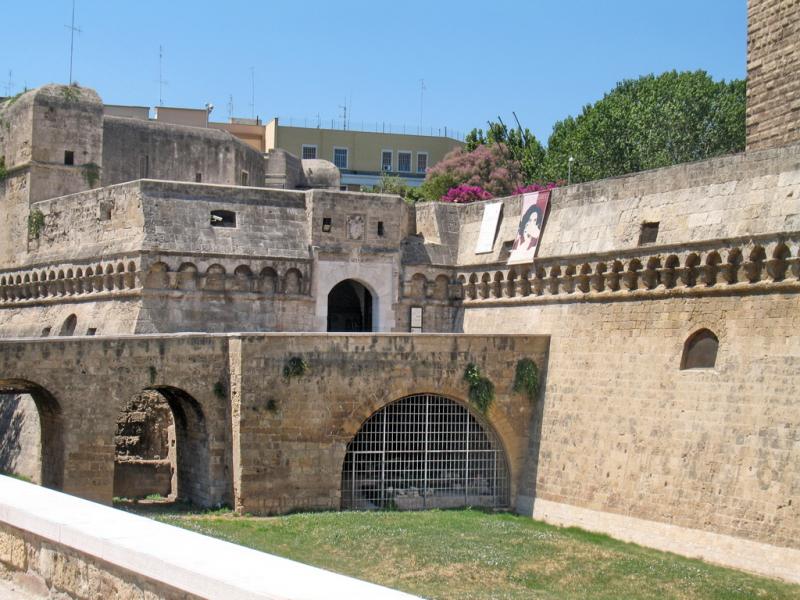 Castello Svevo Di Bari, panoramica dell'ingresso