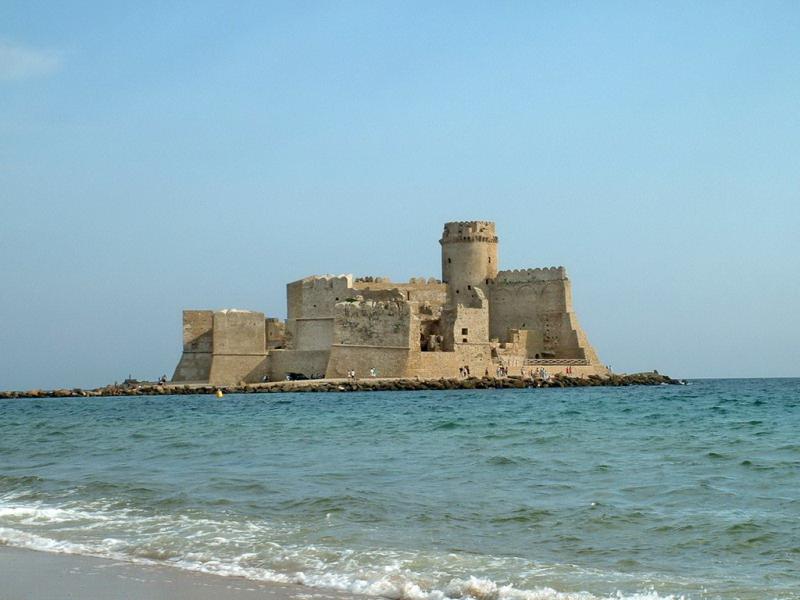 Castello Di Le Castella, panoramica dalla spiaggia