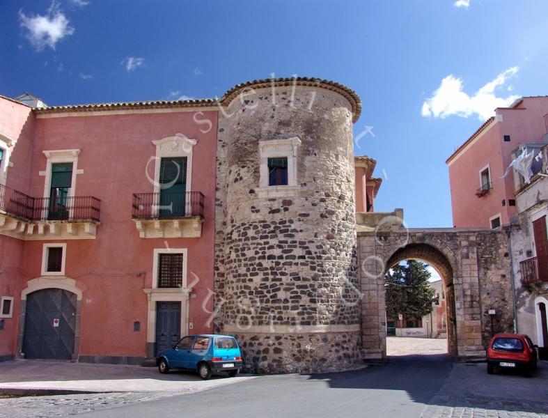 Castello Di Militello In Val Di Catania, la Torre angolare di sud-ovest con la Porta della Terra