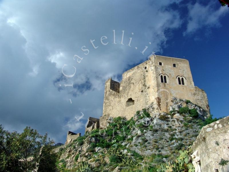 Castello Di Scaletta, panoramica del donjon dalla piazzetta sottostante