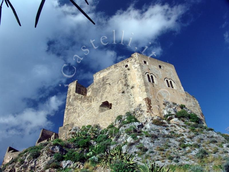 Castello Di Scaletta, panoramica del donjon dalla piazzetta sottostante