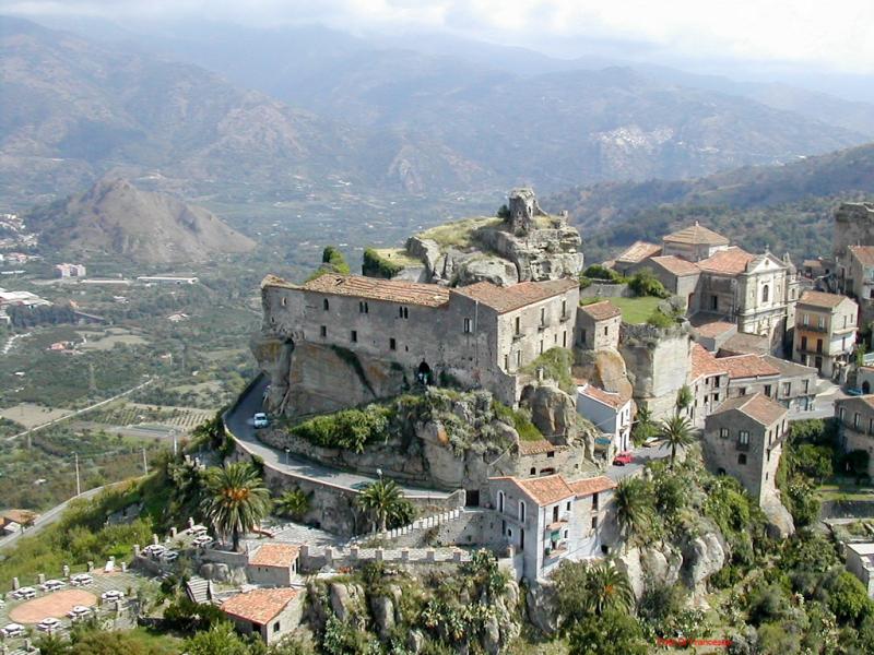 Castello Grande Di Castiglione Di Sicilia, panoramica dall'alto prima dei lavori di restauro