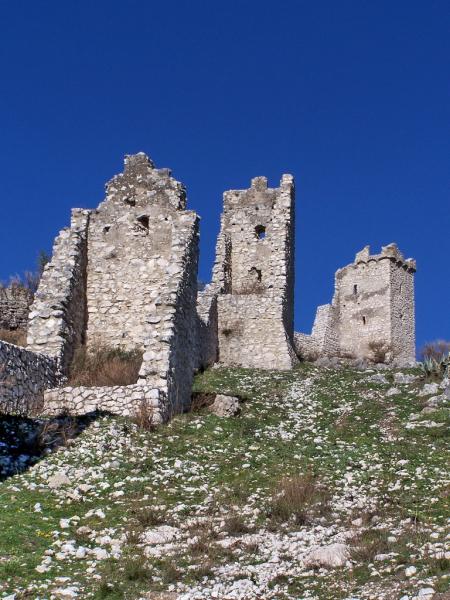 Castello Di Avella, ruderi delle torri inframezzate alla cinta muraria