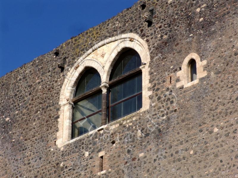 Castello Di Patern&ograve;, la grande finestra rivolta ad occidente, verso il tramonto, con la colonnina centrale in pietra lavica