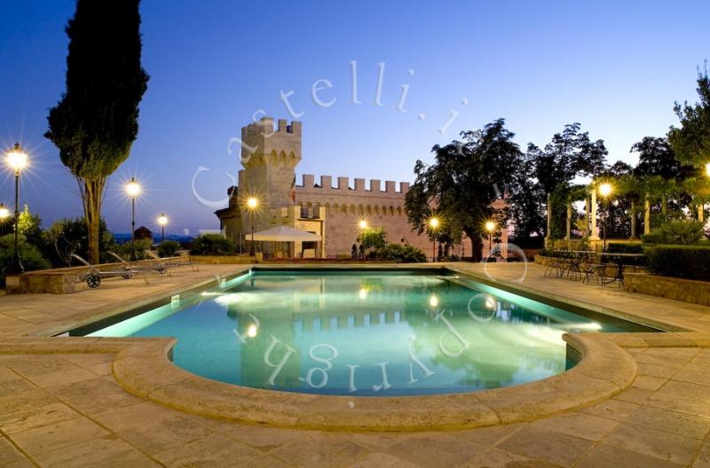 Castello Delle Serre, la piscina all'imbrunire