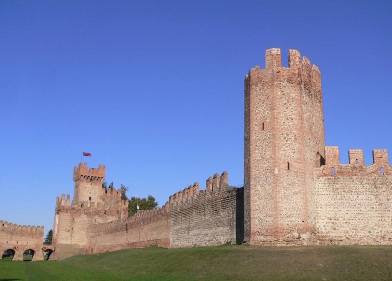 Rocca degli Alberi, panoramica delle mura e del castello