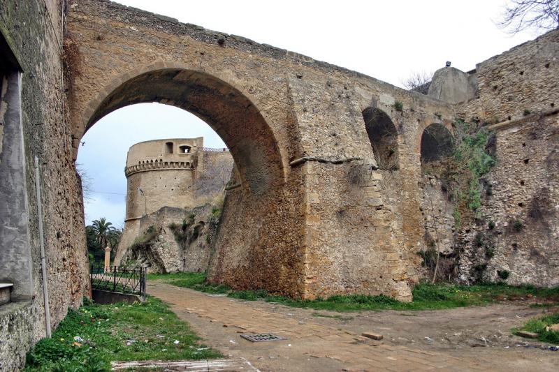 Castello Di Carlo V Di Crotone, panoramica del bastione dal fossato