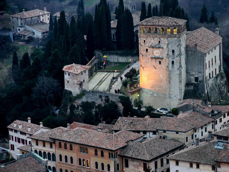 Castello Della Regina Cornaro O Palazzo Pretorio, panoramica dalla Rocca al tramonto