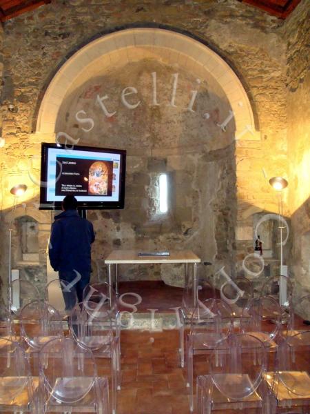 Castello Di Calatabiano, interno della Cappella con uno degli schermi relativi al Museo Multimediale Diocesano