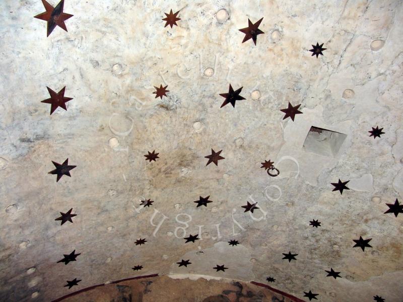 Castello Di Paterno', la volta della Cappella, &quot;cielo stellato&quot; formato da stelle lignee di colore dorato