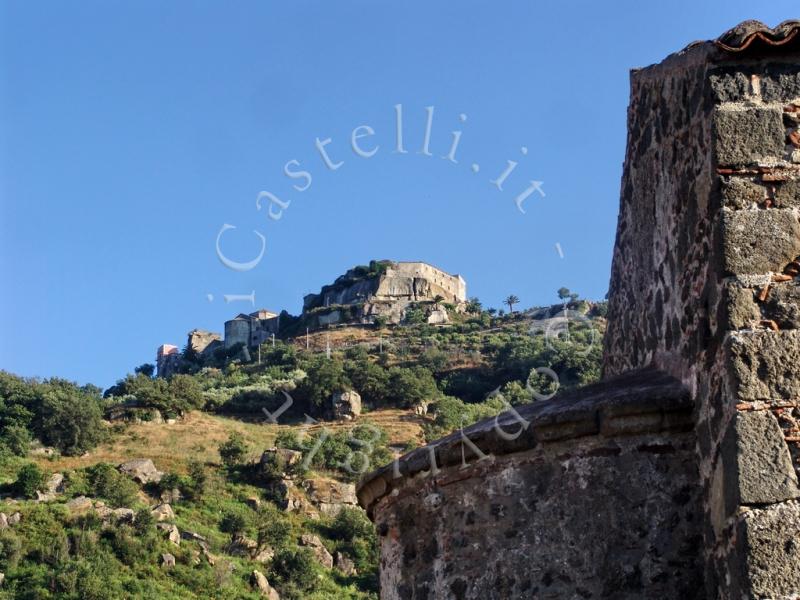 Castello Grande Di Castiglione Di Sicilia, panoramica dalla chiesetta di San Nicola, sulla sponda nord dell'Alcantara