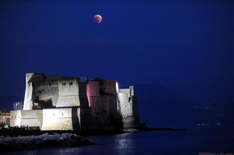 Castel Dell'Ovo, la fortezza sotto un'eclisse di Luna