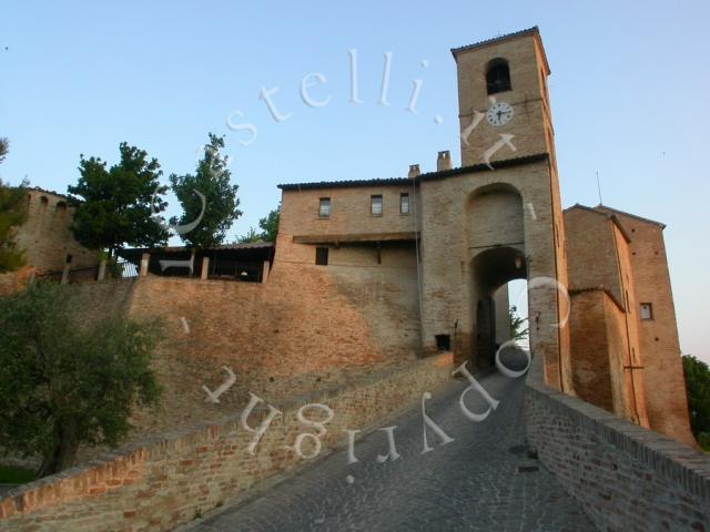 Castello di Montegridolfo, veduta dell'ingresso