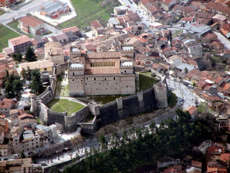 Castello Piccolomini di Celano, panoramica dall'alto