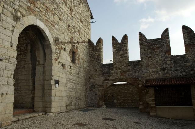 Castello Di Brescia - ai piedi della torre Mirabella