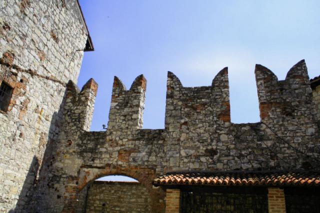 Castello Di Brescia - merlatura