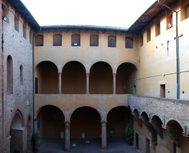 Rocca Matildea O Dei Bentivoglio Di Bazzano - cortile interno