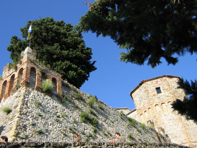 Rocca Di Montebello - mura e mastio