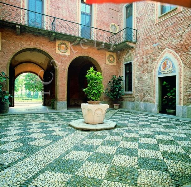 Castello Di San Gaudenzio, l'interno del chiostro