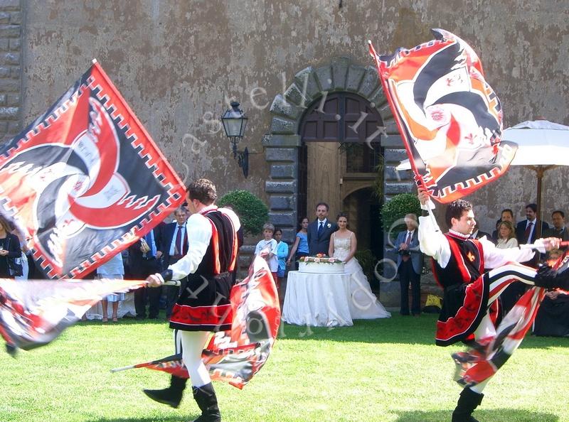 Castello Di Santa Cristina, esibizione degli sbandieratori