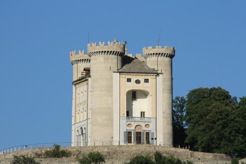 Castello Di Aymavilles - sullo sfondo azzurro del cielo
