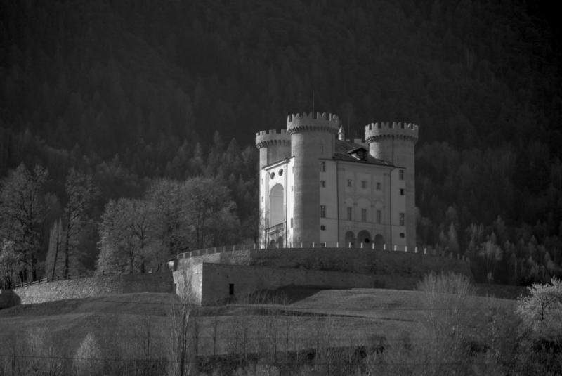Castello Di Aymavilles - uno sguardo al castello in bianco e nero