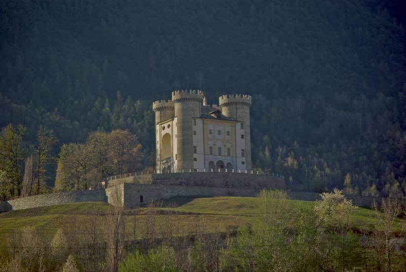 Castello Di Aymavilles - Il castello nel verde