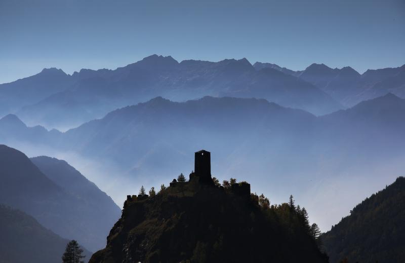 Castello Di Graines - Siluette del castello nello spazio infinito