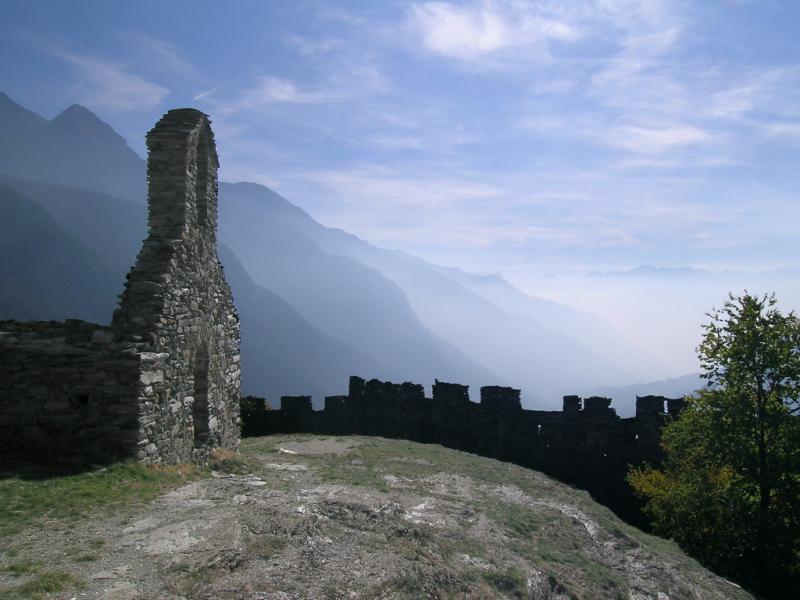 Castello Di Graines - la cappella  che guarda sulla valle