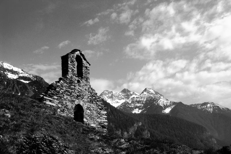 Castello Di Graines - la cappella tra le vette