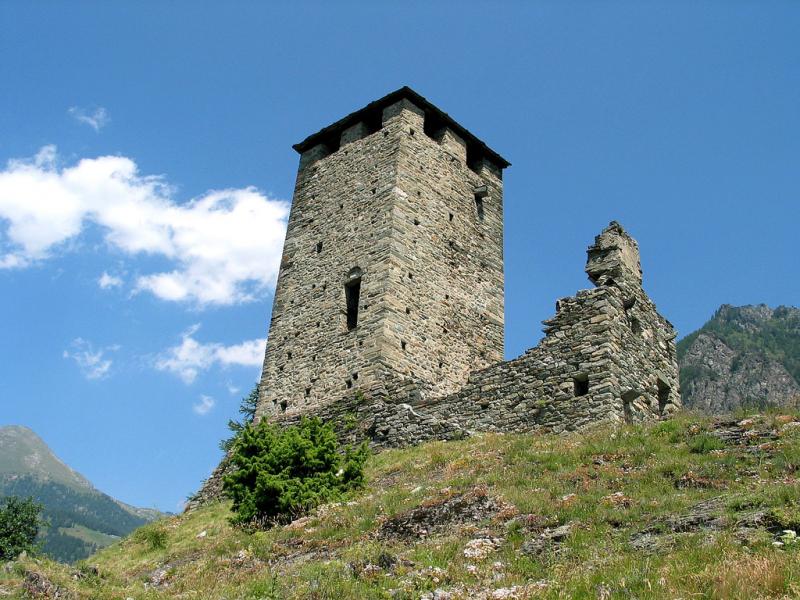 Castello Di Graines - la torre nell'azzurro