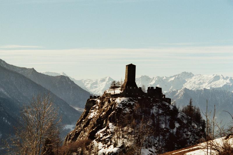 Castello Di Graines - Il castello sul promontorio innevato