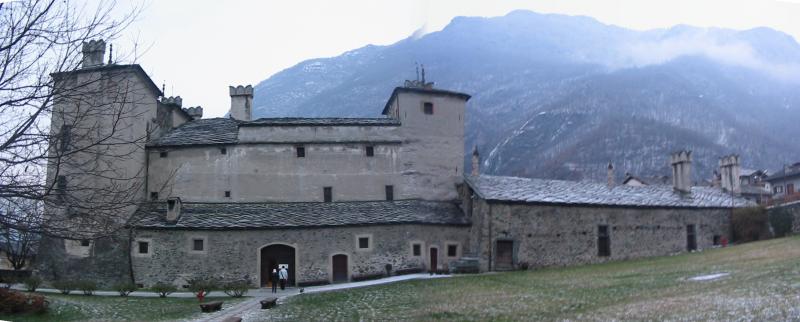 Castello di Issogne - Il castello e la montagna