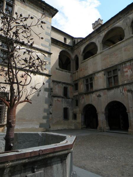 Castello di Issogne - la fontana del melograno nel cortile