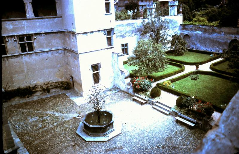 Castello di Issogne - la fontana del melograno nel giardino