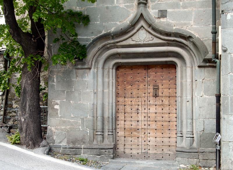 Castello di Issogne - Caratteristica porta del castello