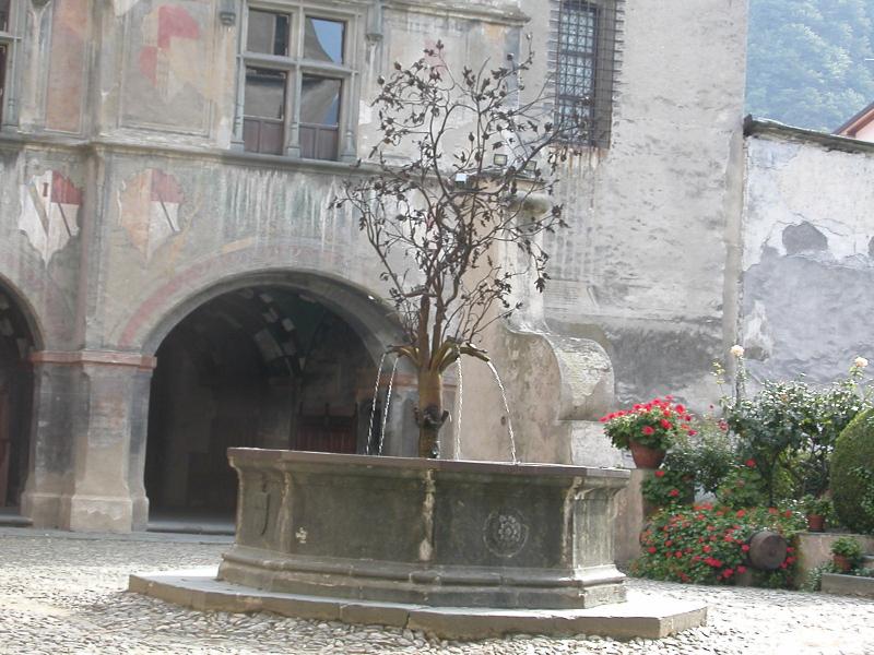 Castello di Issogne - la fontana del melograno