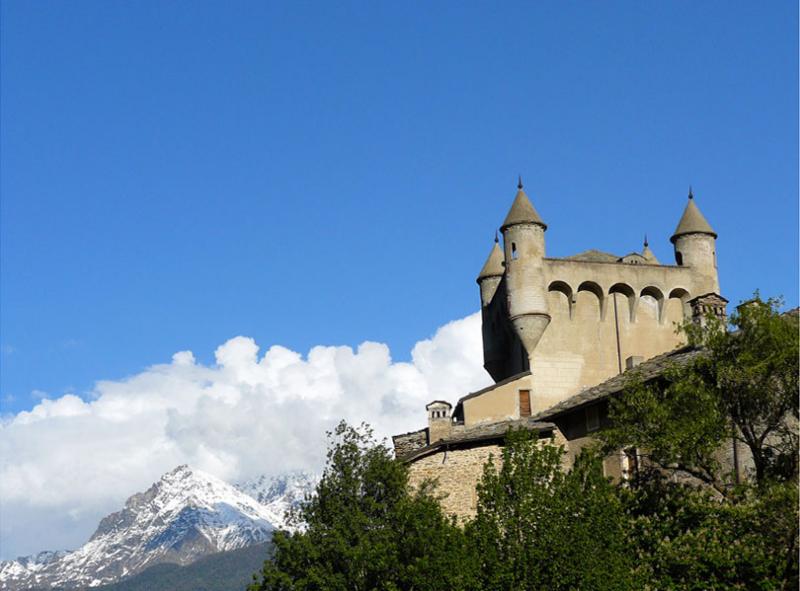 Castello Di Saint-Pierre - sul promontorio nell'azzurro