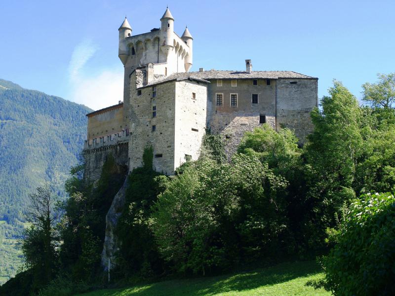 Castello Di Saint-Pierre - sul promontorio in mezzo al verde degli alberi